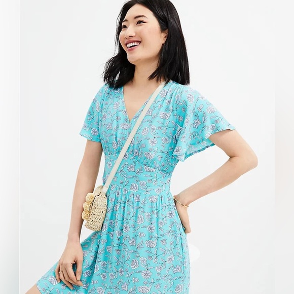 Loft Turquoise Floral V-Neck,flutter sleeve,pockets,airy&flowy, COMFY-size 6 - Picture 3 of 11